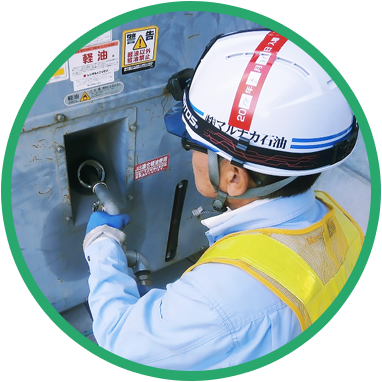 軽油を配送する社員